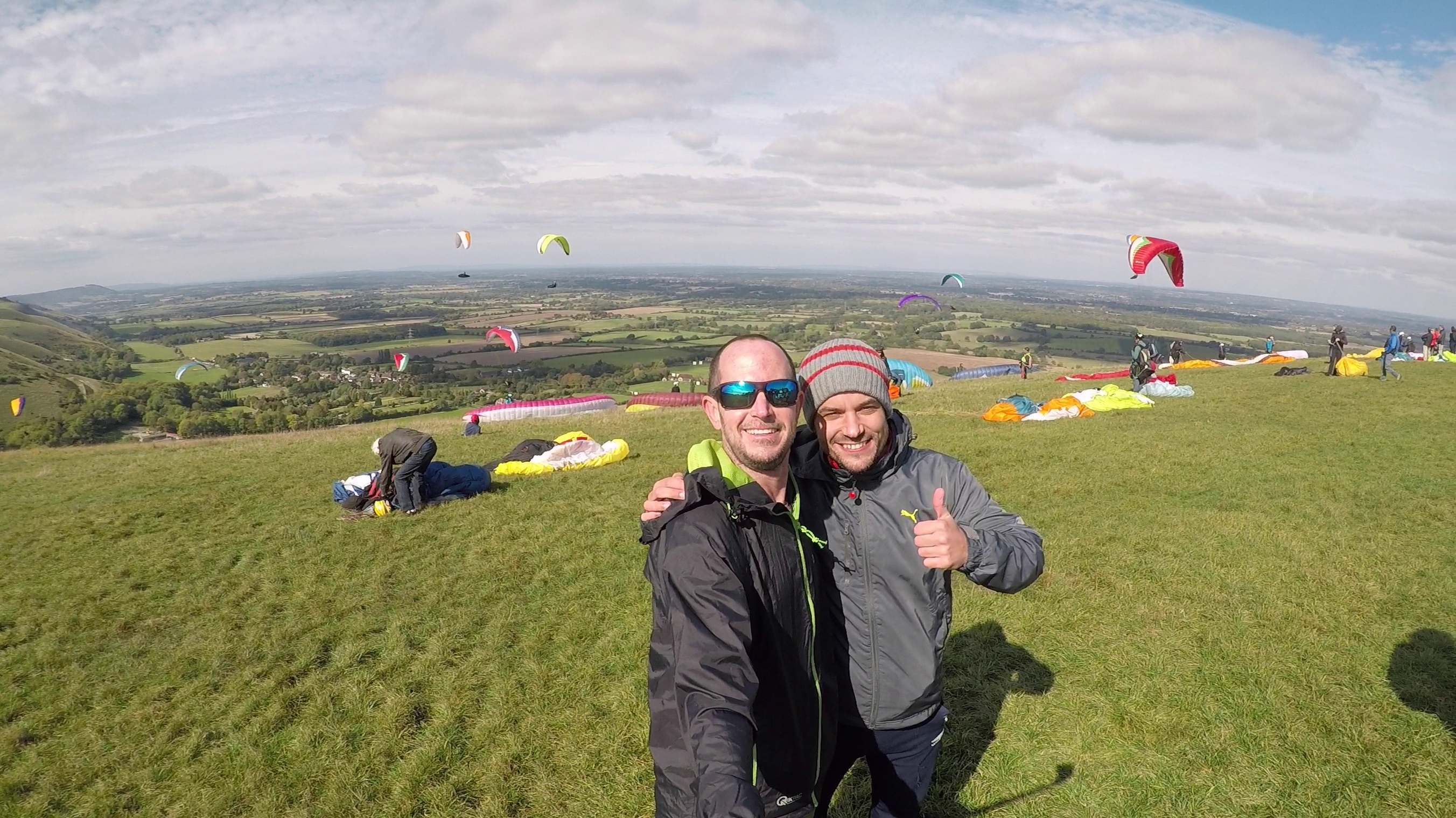 Visit Sussex from London and make friends whilst flying with Mile High Paragliding